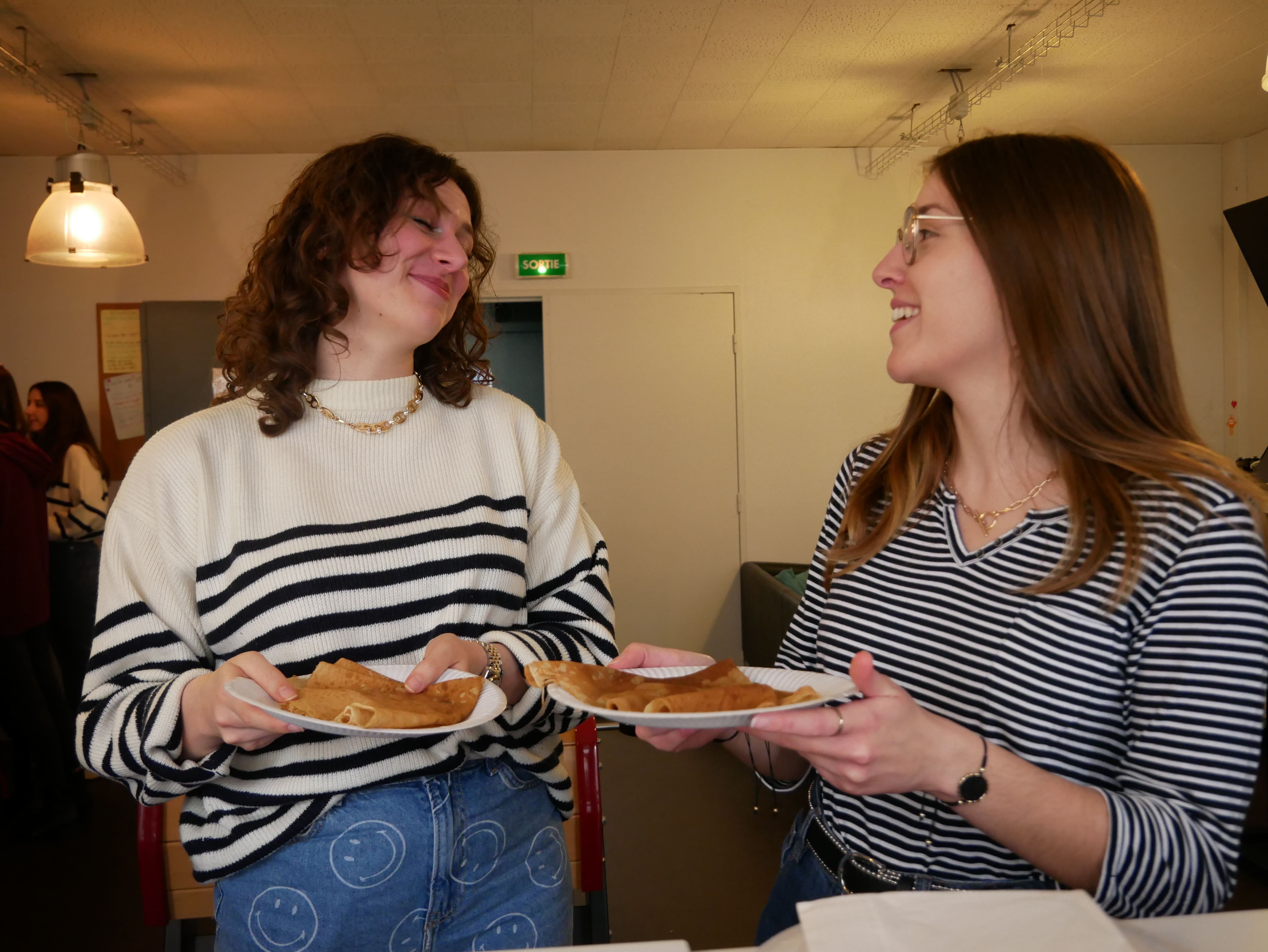 Deux étudiantes avec une crêpe dans les mains