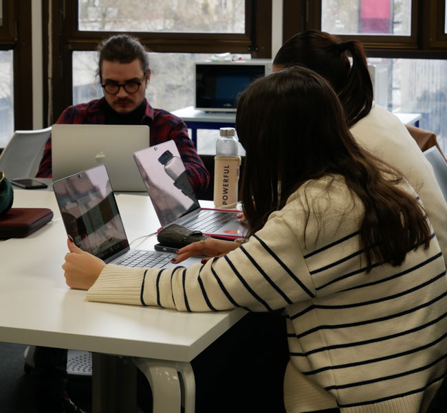 Des étudiants entrain de travailler
