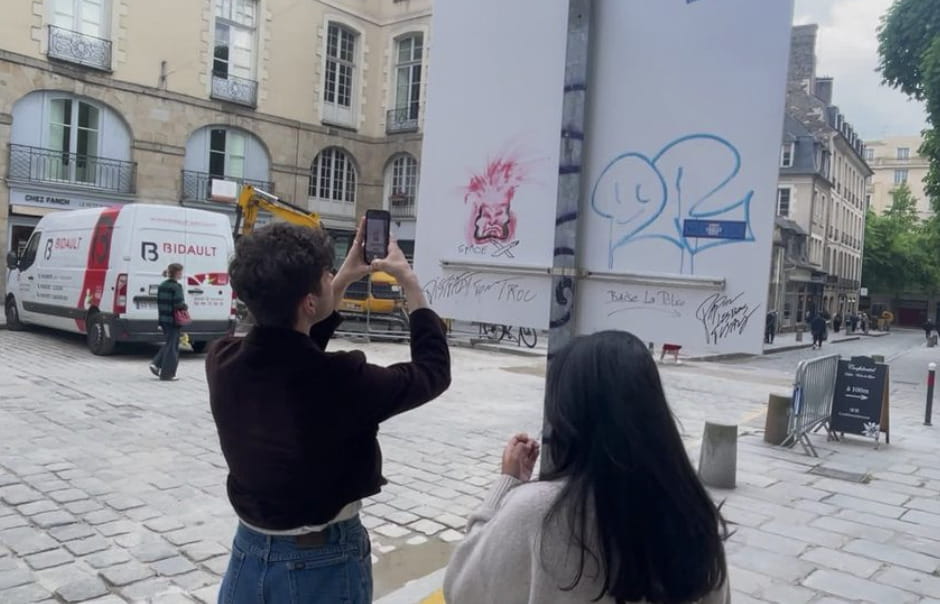 étudiant qui prend un tag en photo