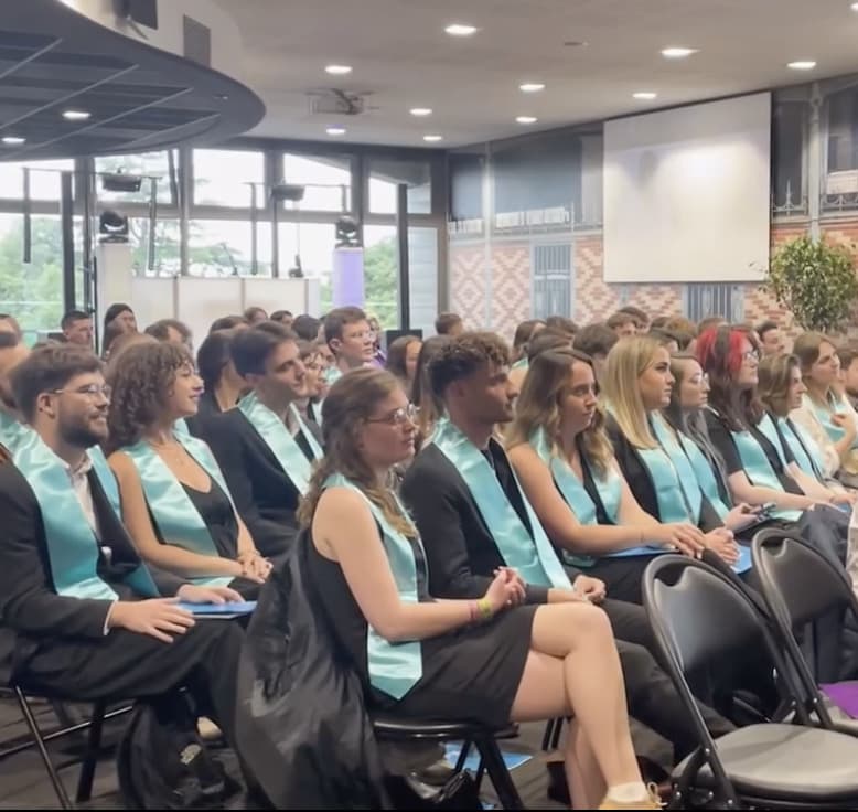 étudiants à la remise des diplômes