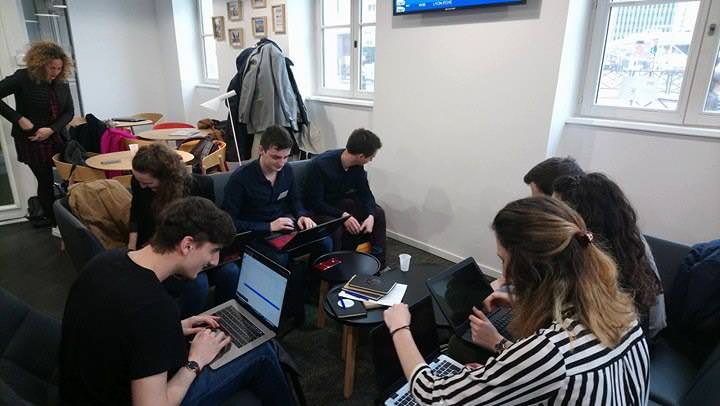 Comment devenir chargé(e) de communication digitale ?