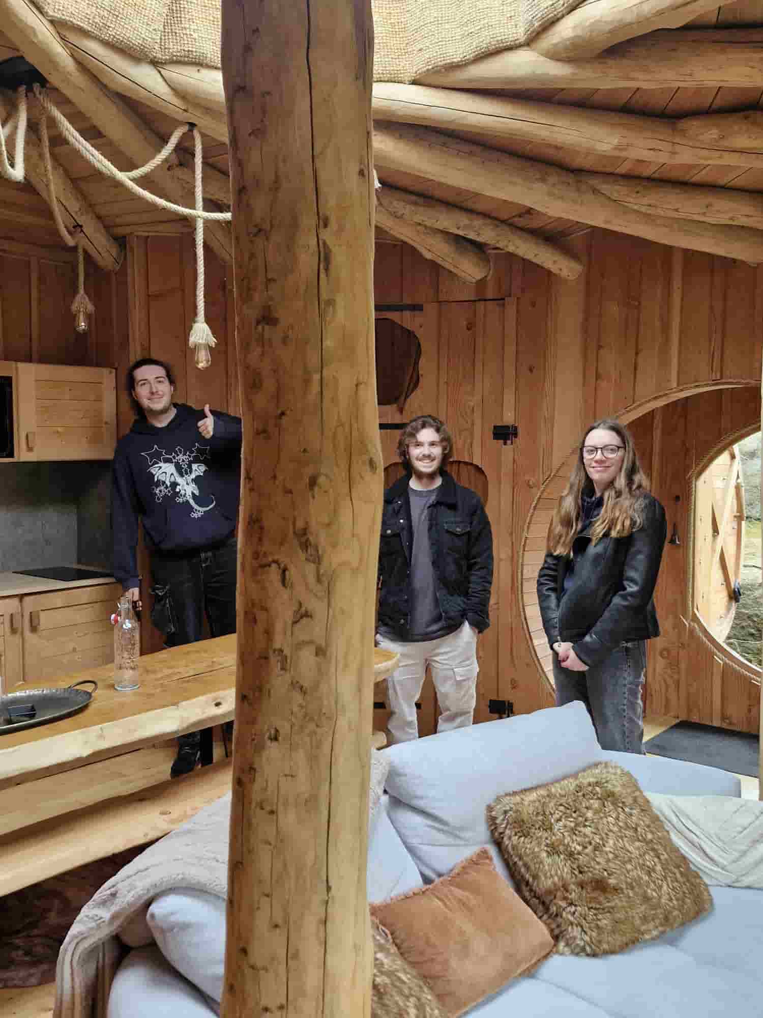 les étudiants dans une cabane en bois