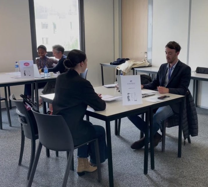 étudiante en entretien avec une entreprise