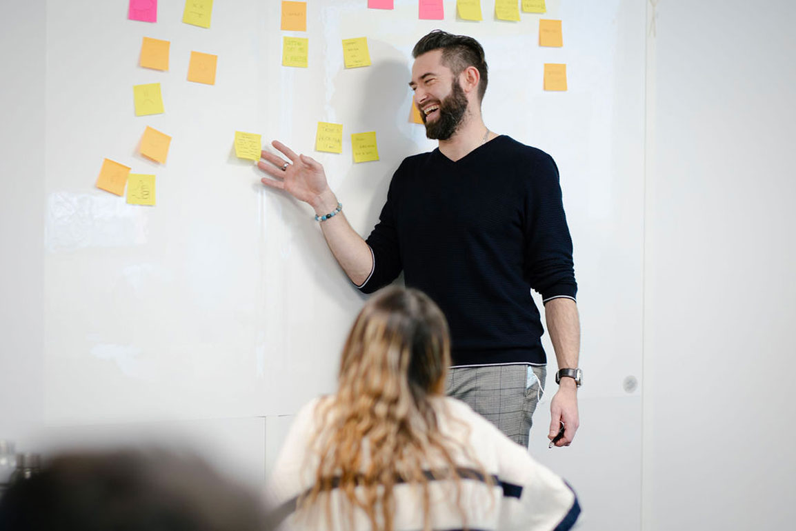 Intervenant dans le digital qui apporte son expertise aux élèves Intervenant dans le digital qui apporte son expertise aux élèves
