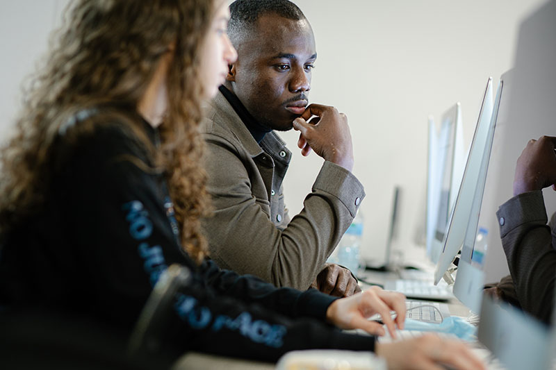 etudiant sur ordinateur