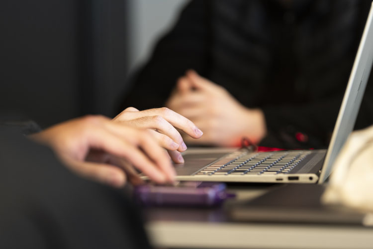 étudiants travaillant en graphisme